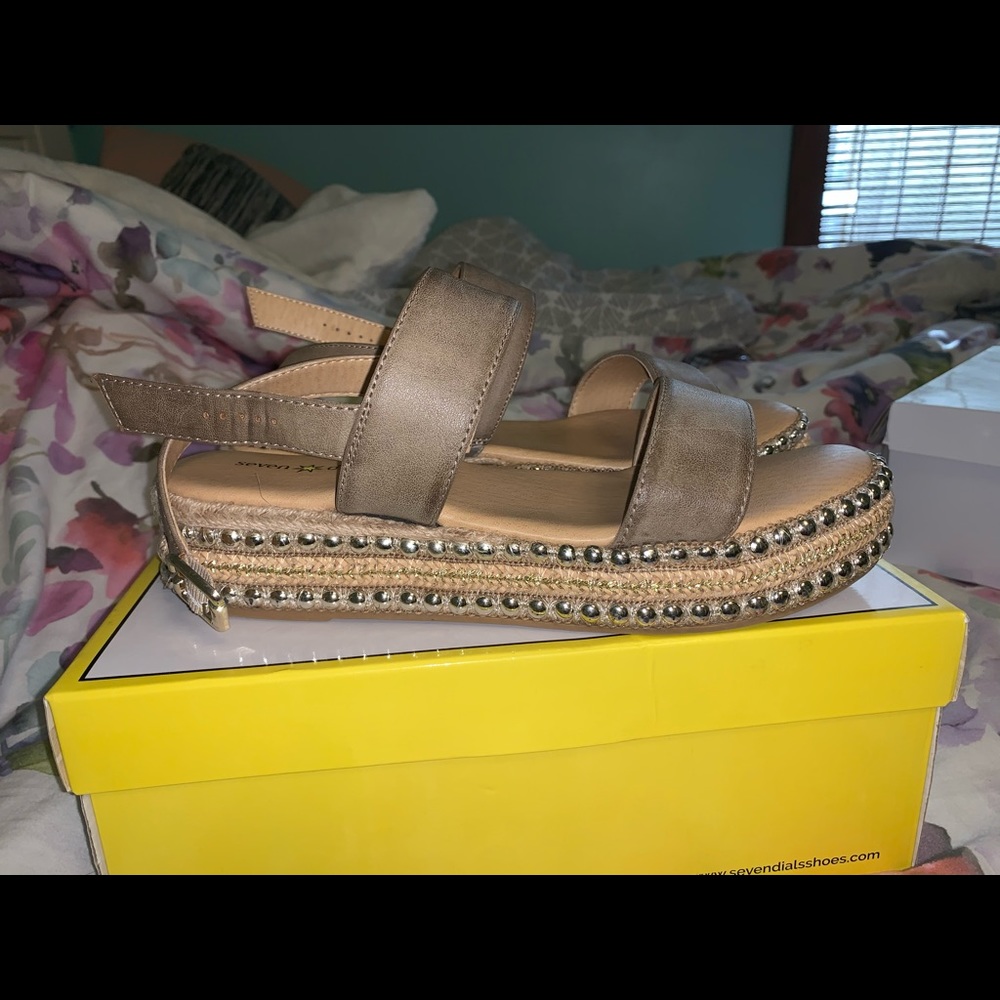 Very cute & comfy platform sandals